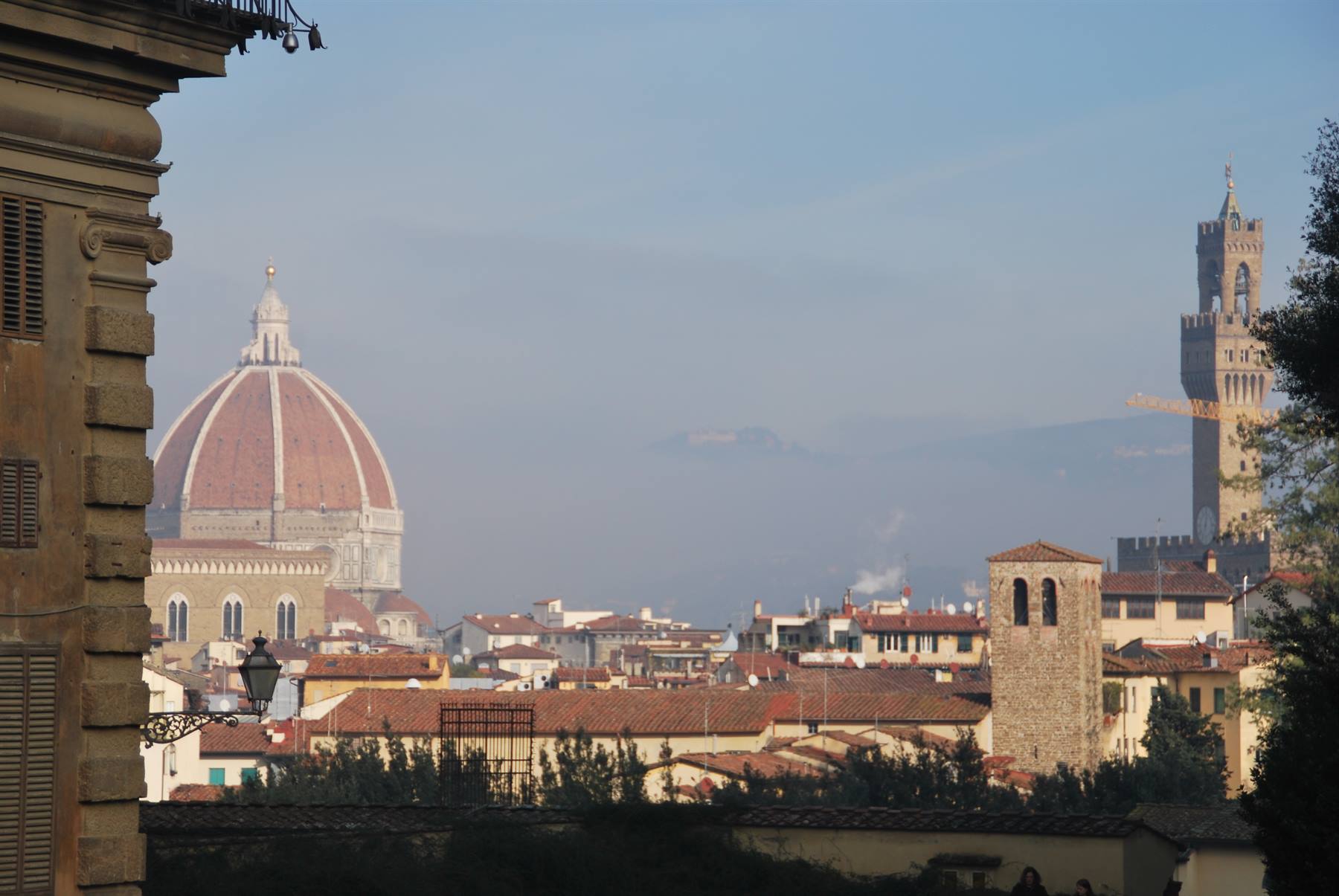 La cupola del Duomo e la torre di Palazzo Vecchio tra i tetti di Firenze