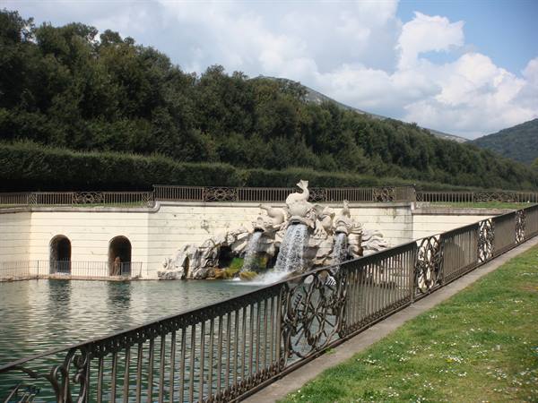La fontana dei tre delfini