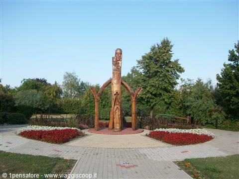 Voniarcvashegy - sculture in legno