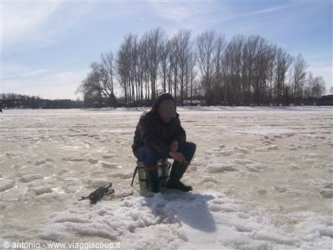 Jaroslav, pescatori sul fiume ghiacciato