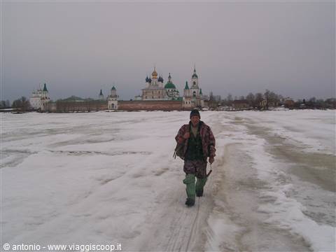 Rostov Velikij, pescatore sul Lago con Monastero