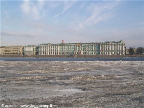 San Pietroburgo, l'Ermitage sul lungofiume Neva