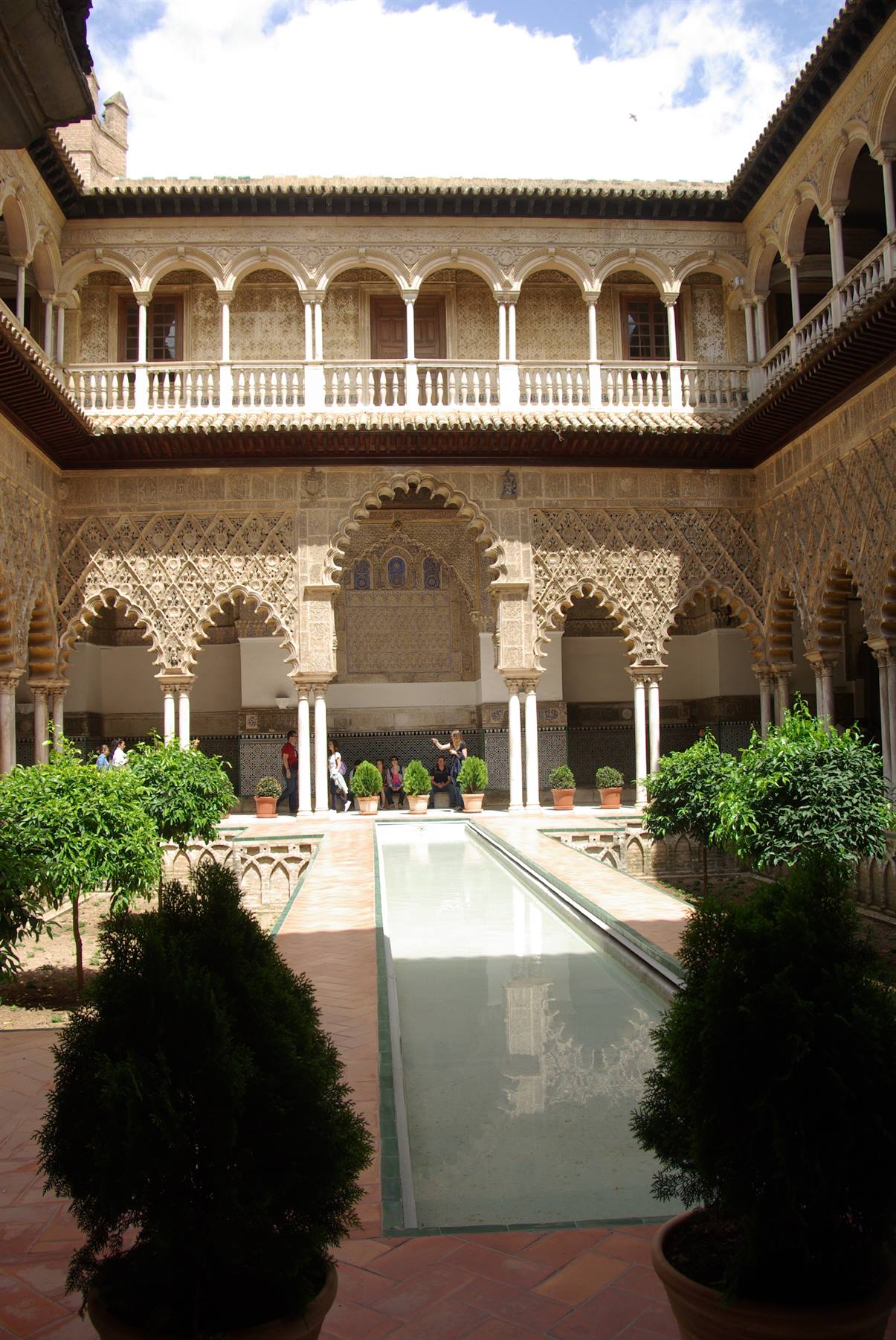 Cortile mudéjar con archi intagliati e vasca d'acqua, Alcázar di Siviglia