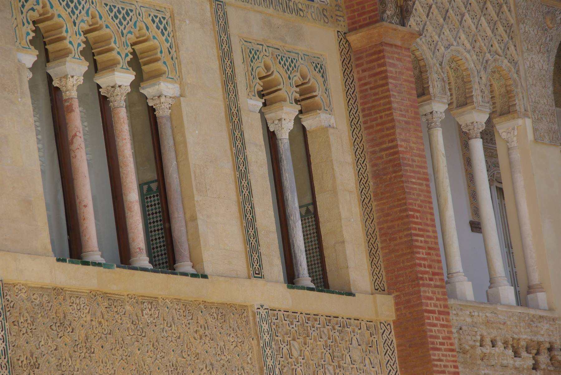 Colonne marmoree e archi decorati del palazzo della Aljafería, a Zaragoza