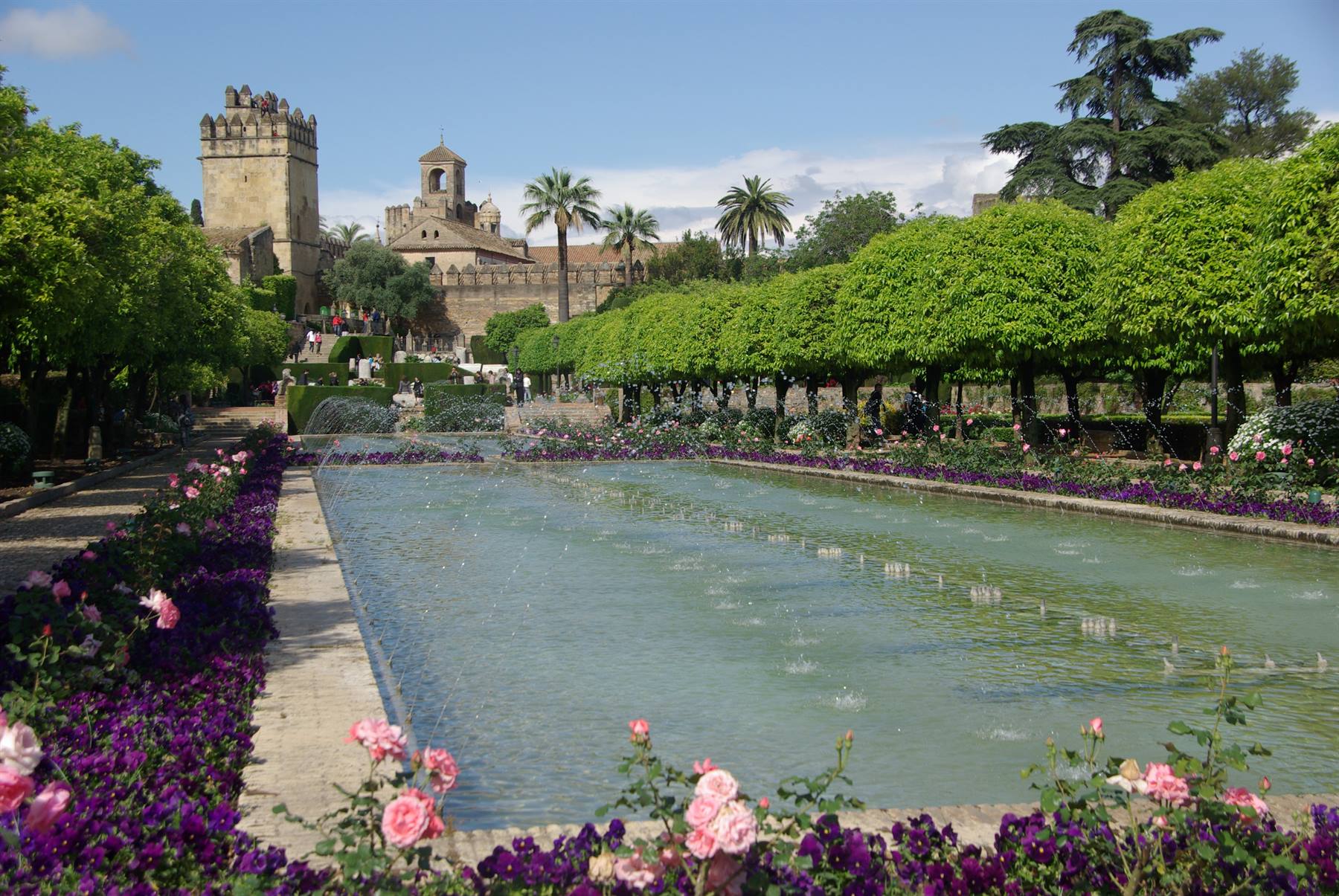 Vasca con getti d'acqua e rose nei giardini dell'Alcázar a Córdoba