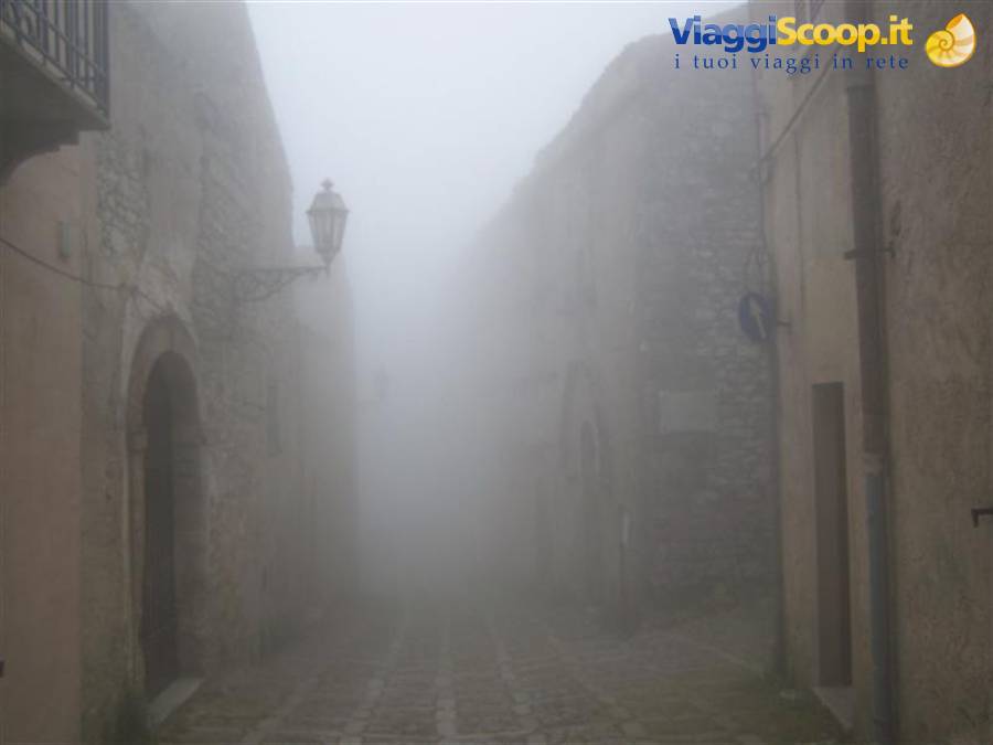 Erice (immersa nella nebbia)
