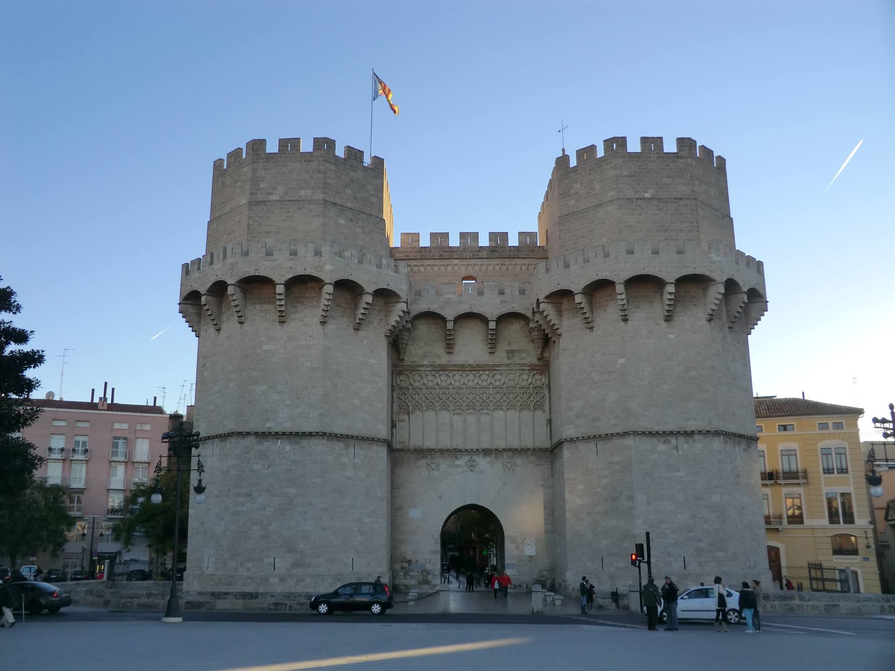 Le Torres de Serrano a Valencia, porte medievali in pietra sotto cielo azzurro