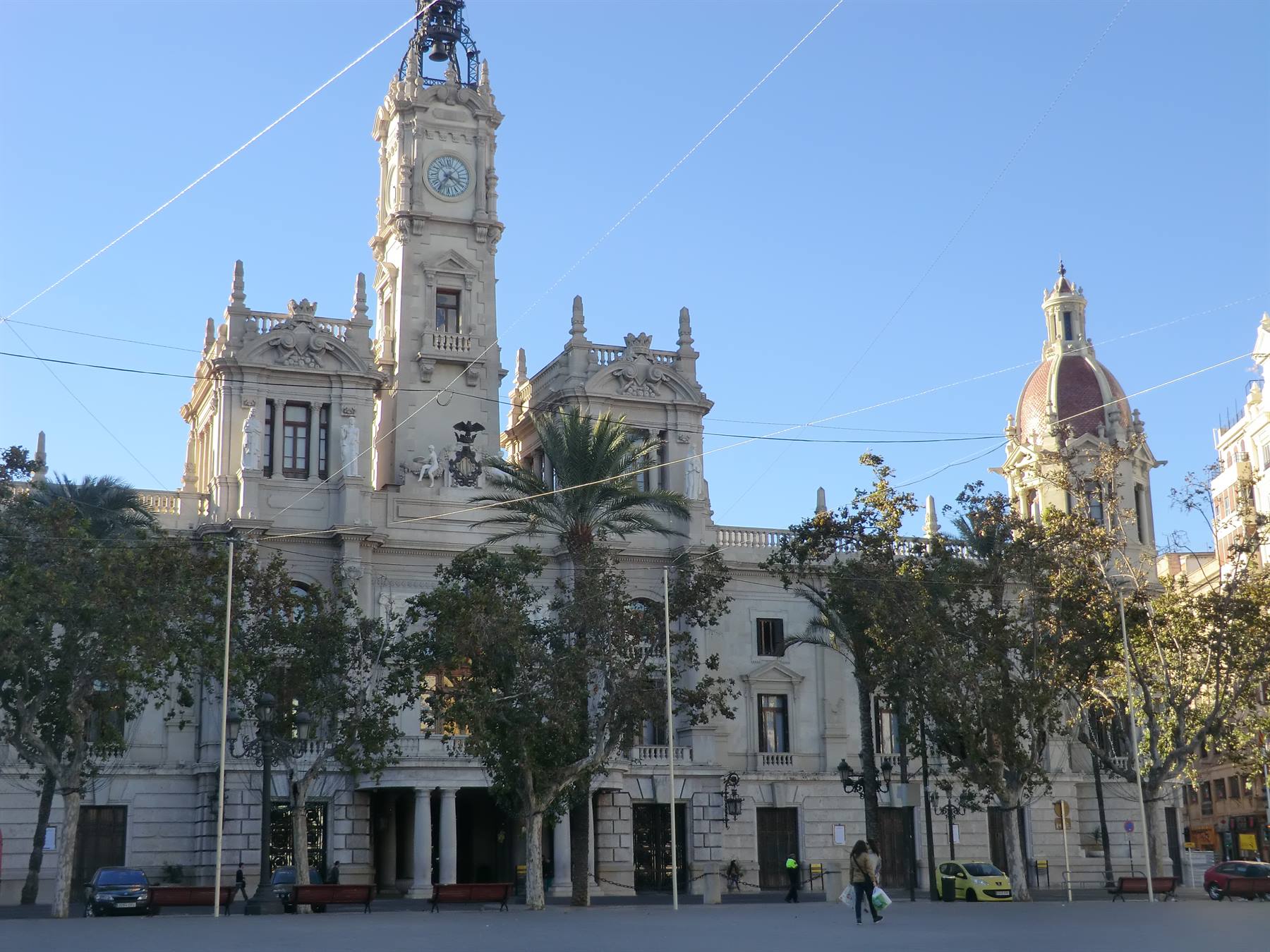 Facciata barocca dell'Ayuntamiento di Valencia con torre dell'orologio sotto cielo azzurro