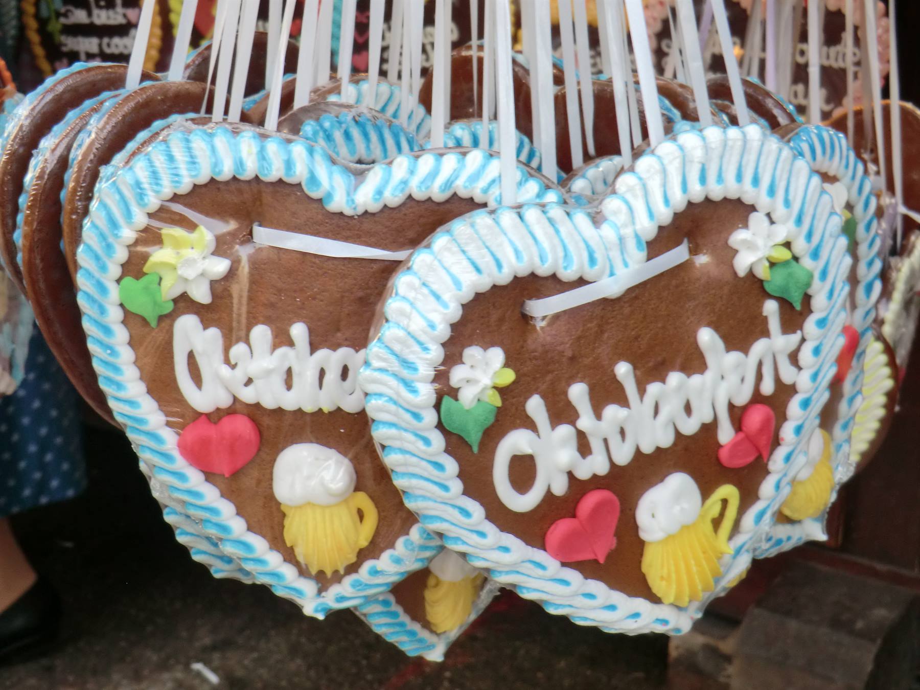Biscotti di zenzero a forma di cuore con scritta Oktoberfest, appesi con nastri bianchi