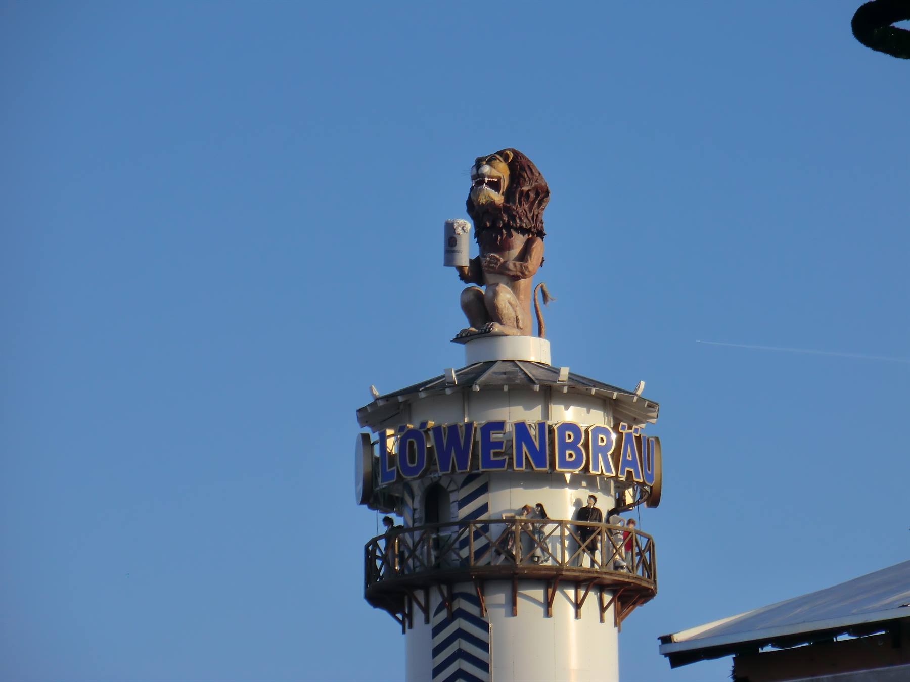 Torre Löwenbräu con leone che solleva un boccale, all'Oktoberfest di Monaco
