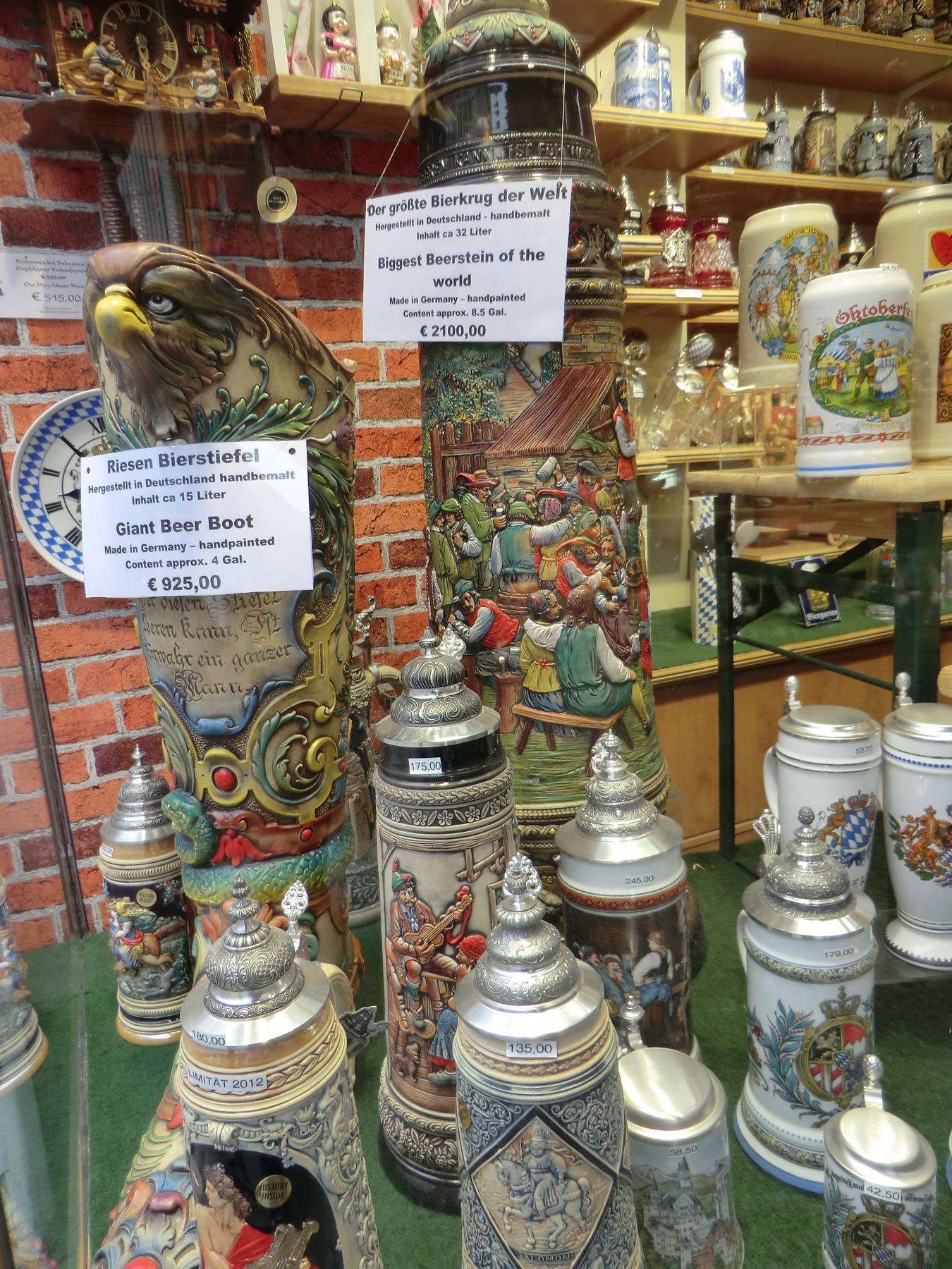 Boccali di ceramica decorati in negozio, il più grande Bock del mondo, Baviera