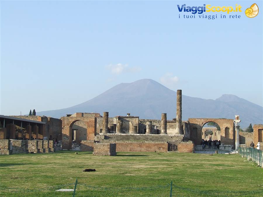 POMPEI - Il Foro e,sullo sfondo,il Vesuvio