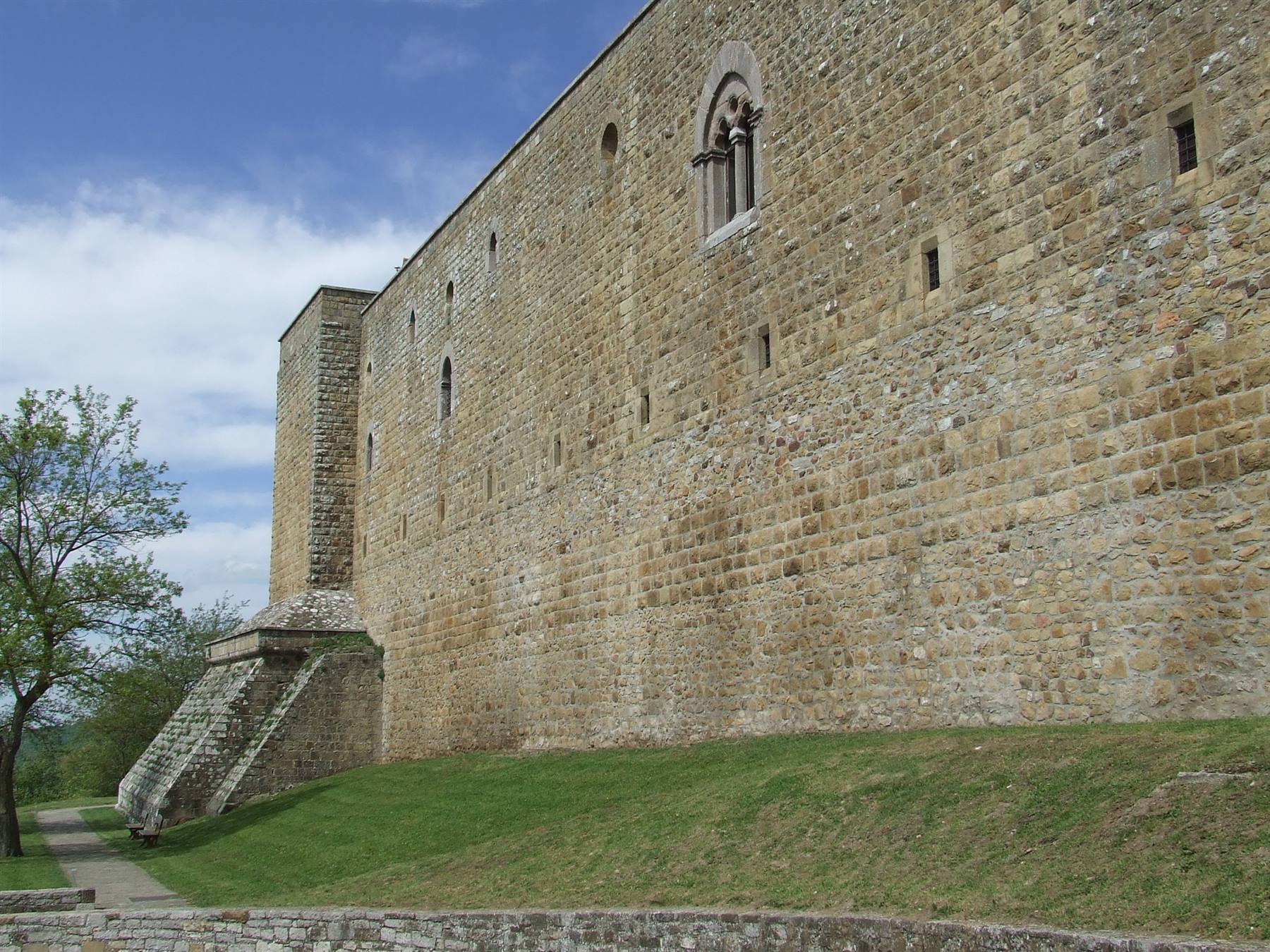 LAGOPESOLE - Castello federiciano