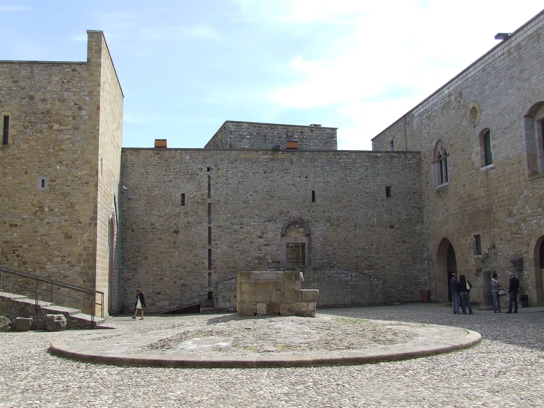 LAGOPESOLE - Castello federiciano
