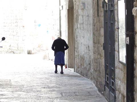 BARI VECCHIA - Anziana signora