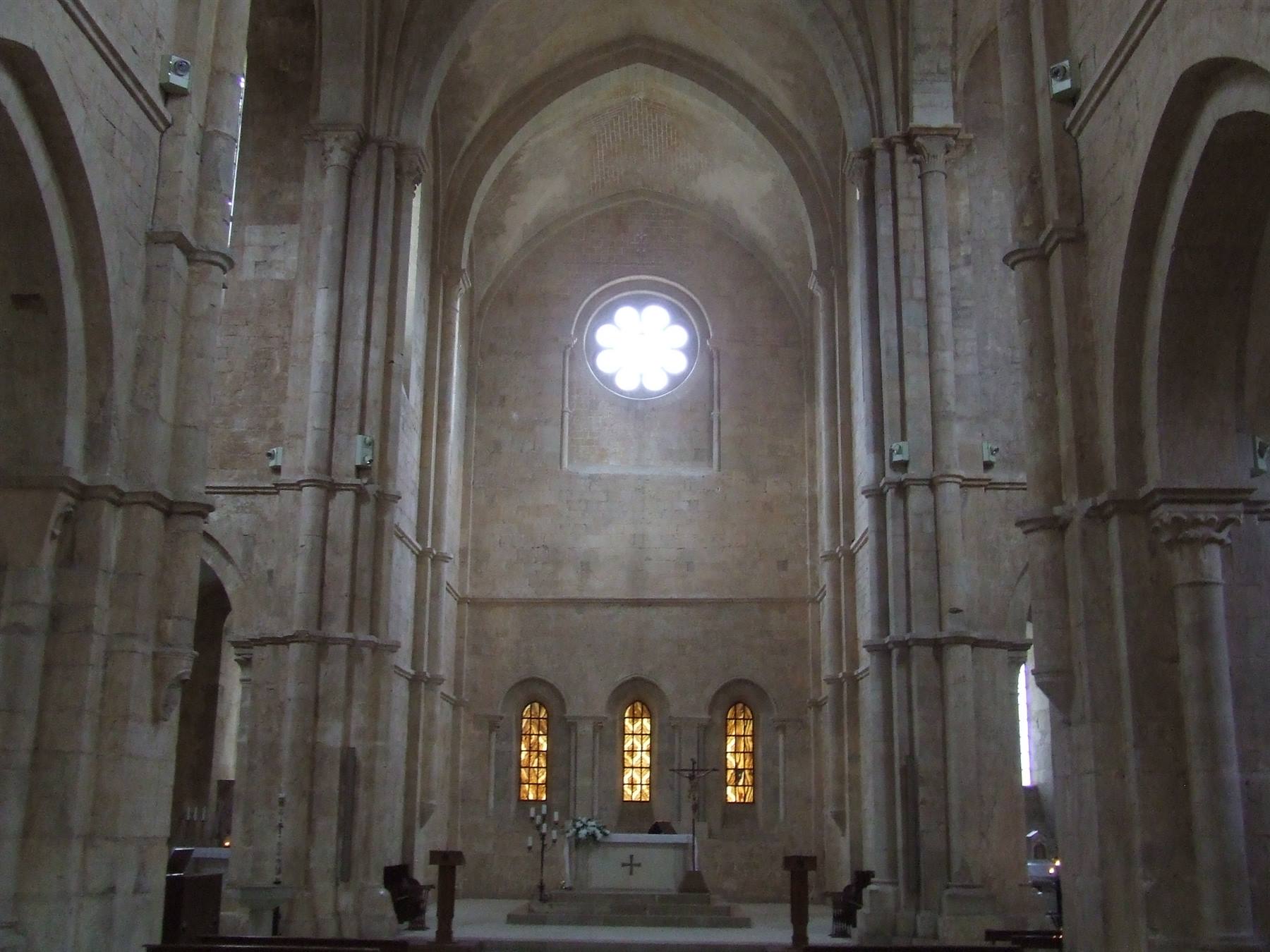 ABBAZIA DI FOSSANOVA - Interno della Cattedrale