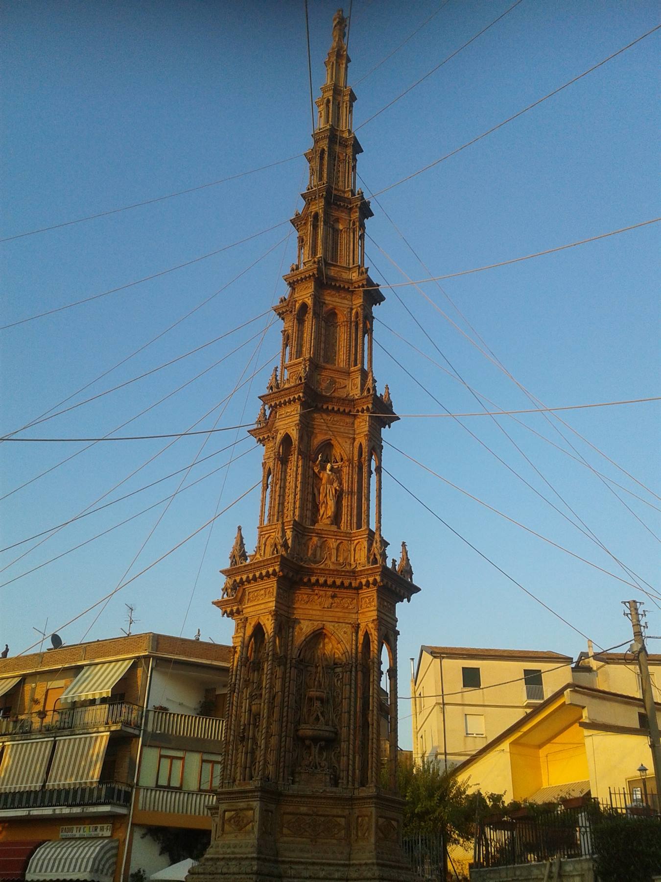 FONTANAROSA - Obelisco in paglia