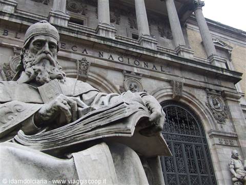 MADRID : particolare dell'ingresso alla Biblioteca Nacioinal