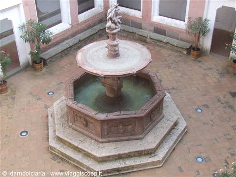 VISEGRAD - Fontana nel Palazzo Reale