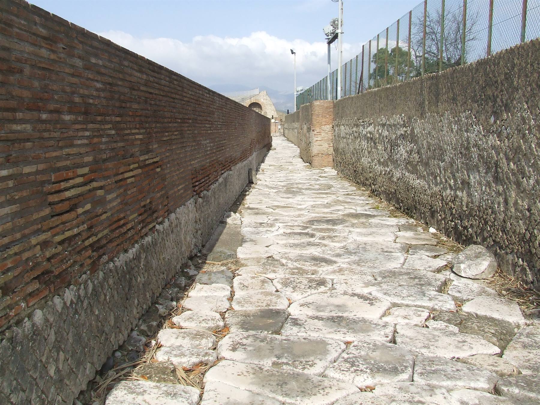 MINTURNAE - Via Romana