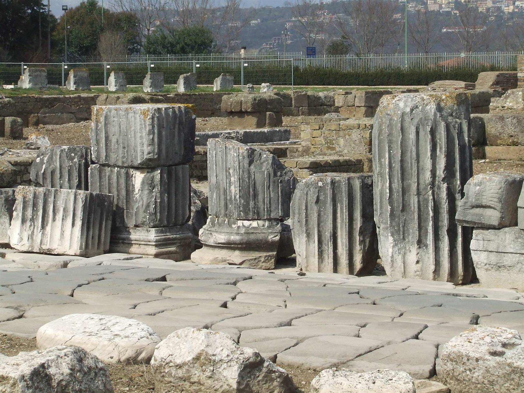 MINTURNAE - Frammenti di colonne