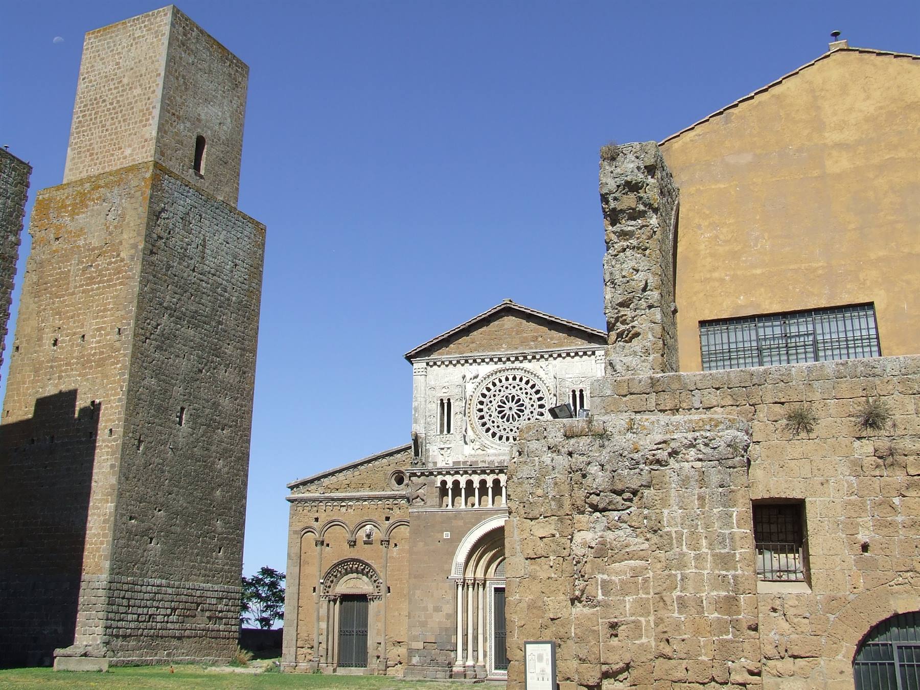 TUSCANIA (VT) - S. Pietro : veduta d'insieme