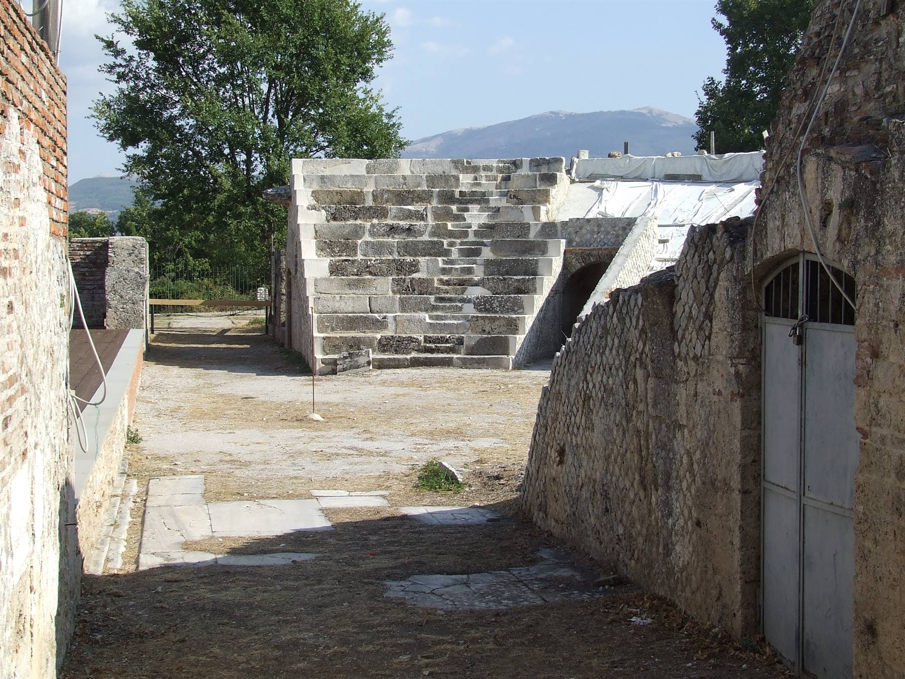 GRUMENTUM (PZ) - Ingresso al Teatro