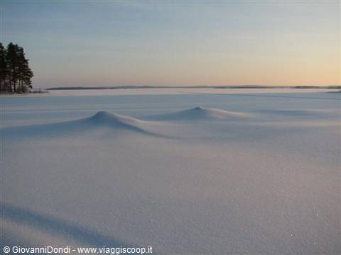 Due "mammelle" di neve sul lago