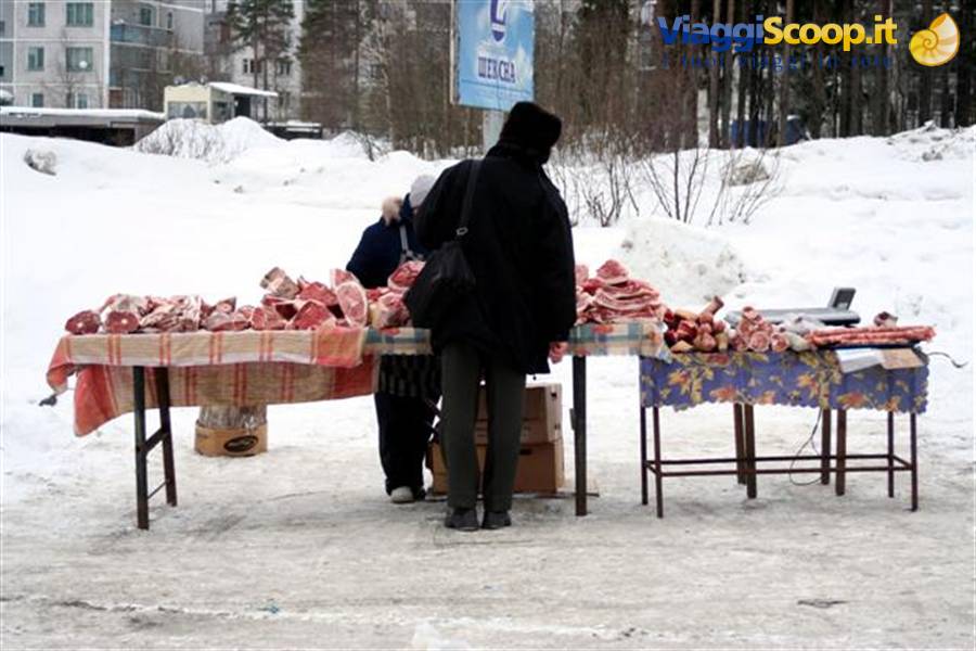 Il mercato di una cittadina kareliana: la carne si vende ovviamente ...congelata