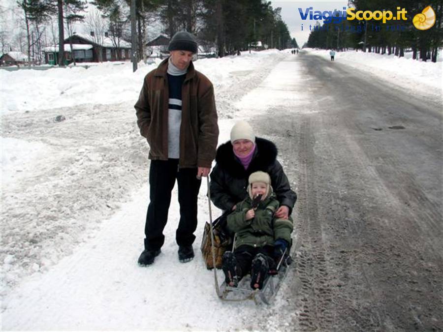 Il passeggio domenicale di una famigliola russa