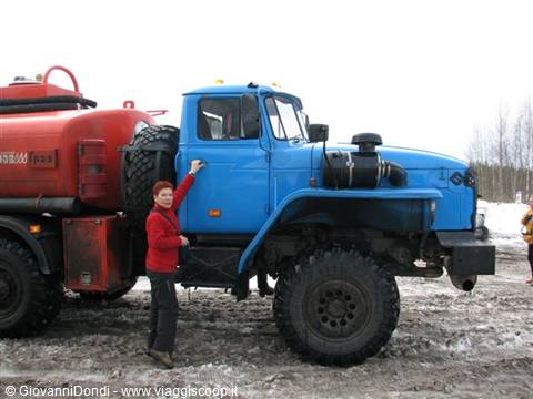 Un possente camion-cisterna