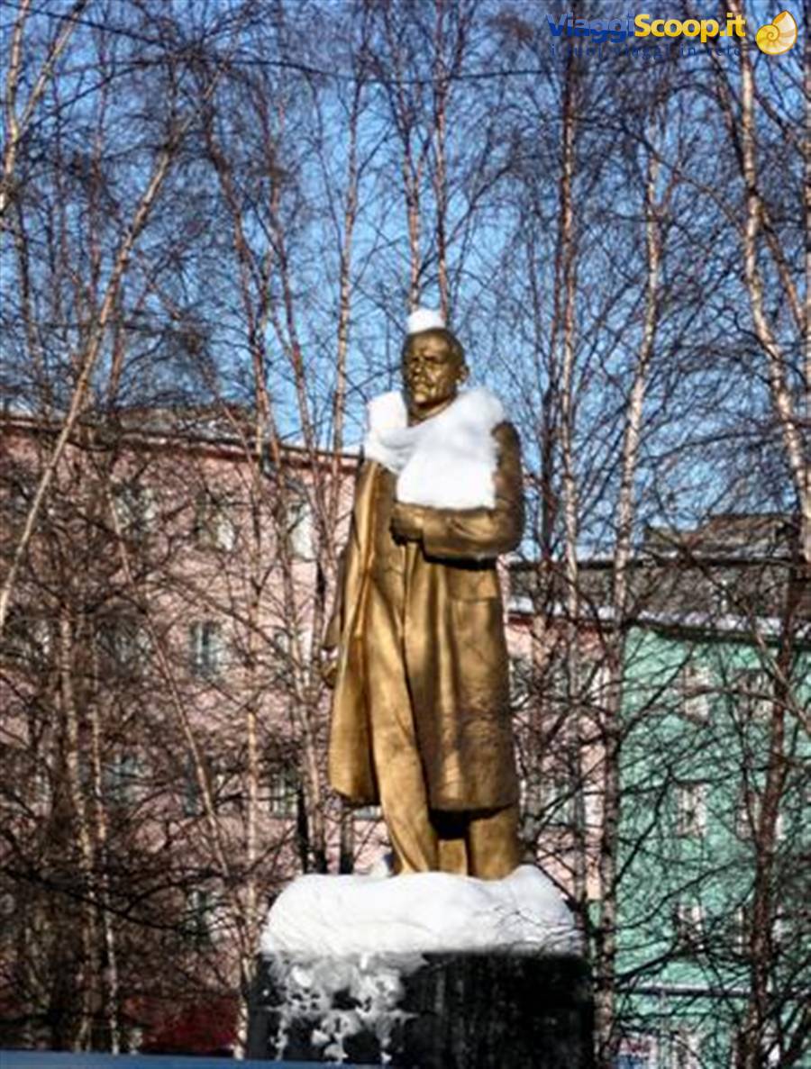 La statua di Lenin, con una curiosa sciarpa di neve