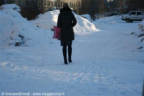 si muovono sui tacchi alti tra cumuli di neve