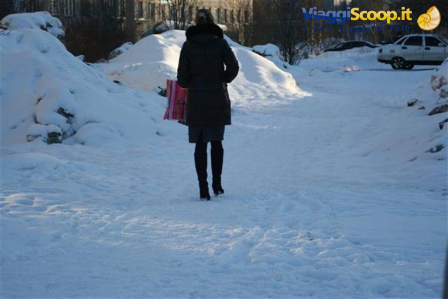 si muovono sui tacchi alti tra cumuli di neve