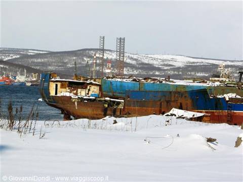 Il porto di Murmansk, coi suoi relitti rugginosi