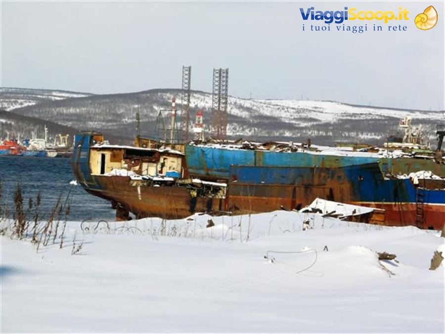 Il porto di Murmansk, coi suoi relitti rugginosi