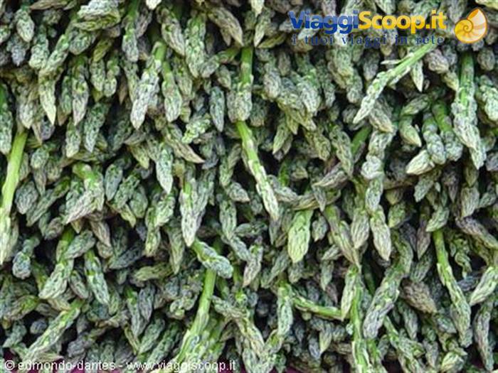 Asparagi al mercato