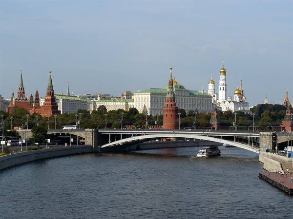 Cremlino dalla Moscova
