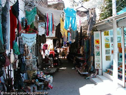 I vicoli di Kaleici con il souk