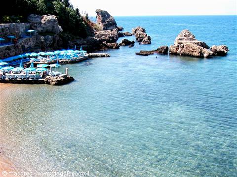 Spiaggetta vicino al porto