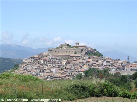 Montalbano sovrastata dal "suo" Castello