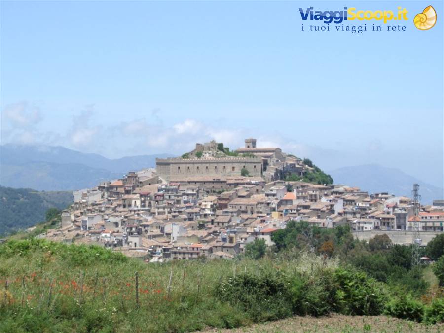 Montalbano sovrastata dal "suo" Castello