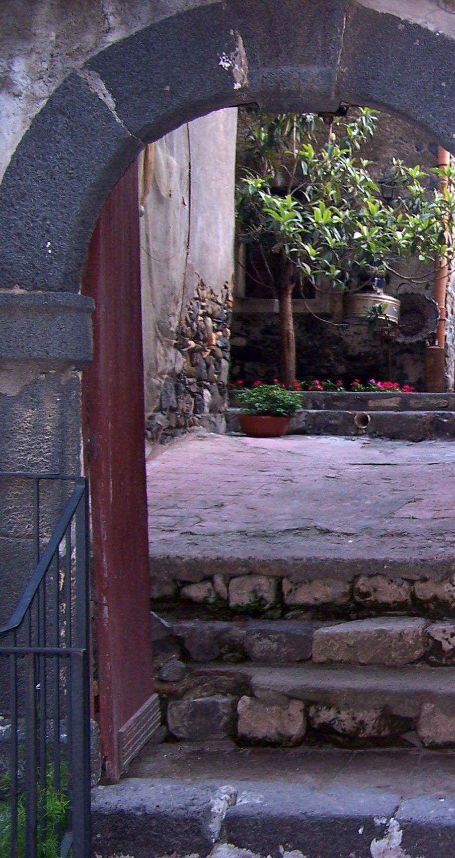 Portale in pietra lavica della Casa del Nespolo