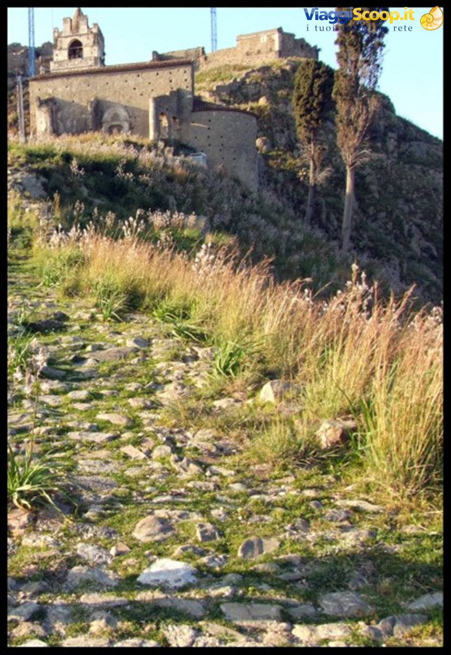 Calatabiano - Chiesa SS Crocifisso (1484), particolare dell'erta per giungervi