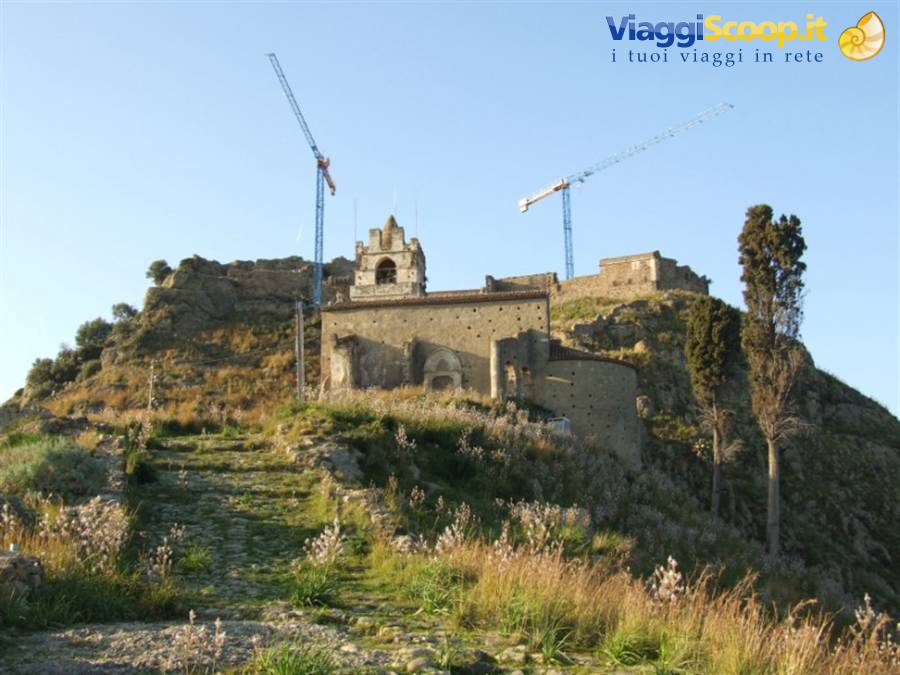 Calatabiano - Chiesa SS Crocifisso (1484) - vista da basso