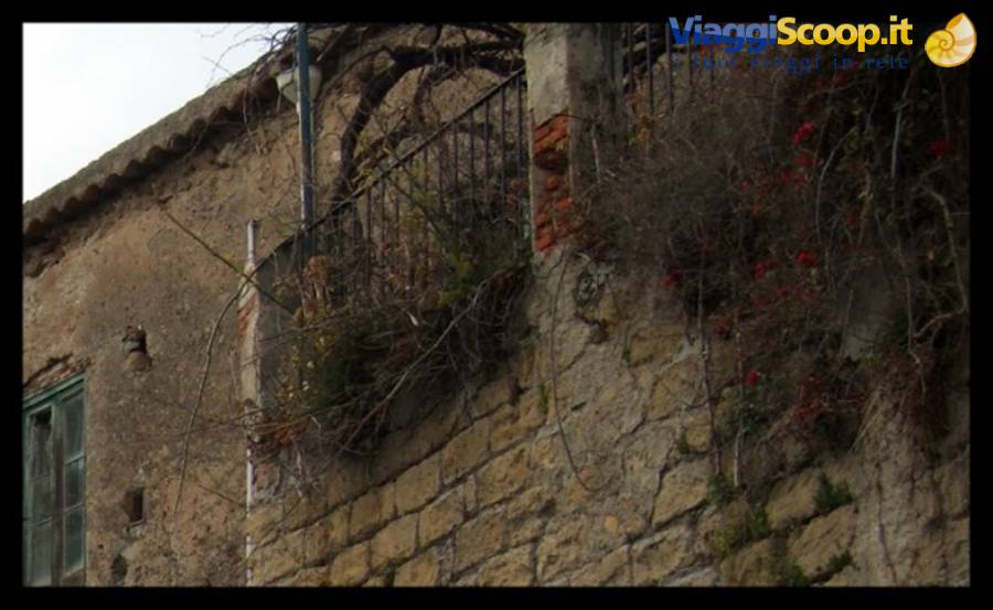 Brolo - Lungo la via del borgo