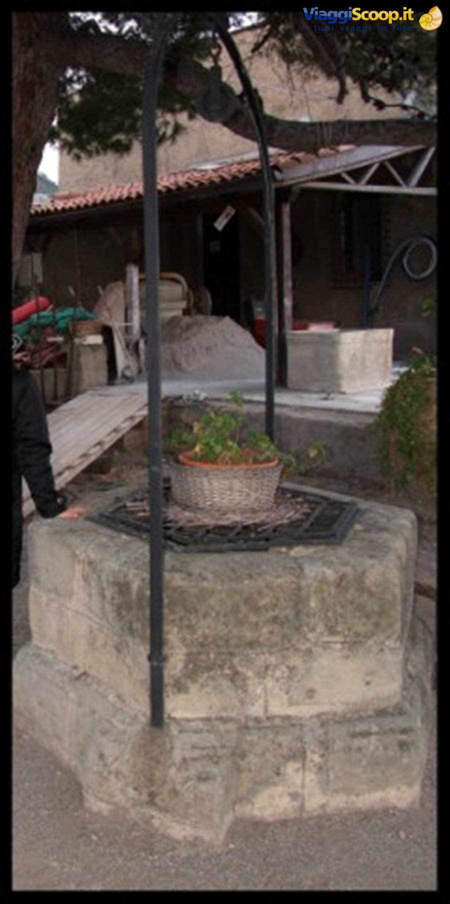Brolo - Il pozzo nel cortile del Castello
