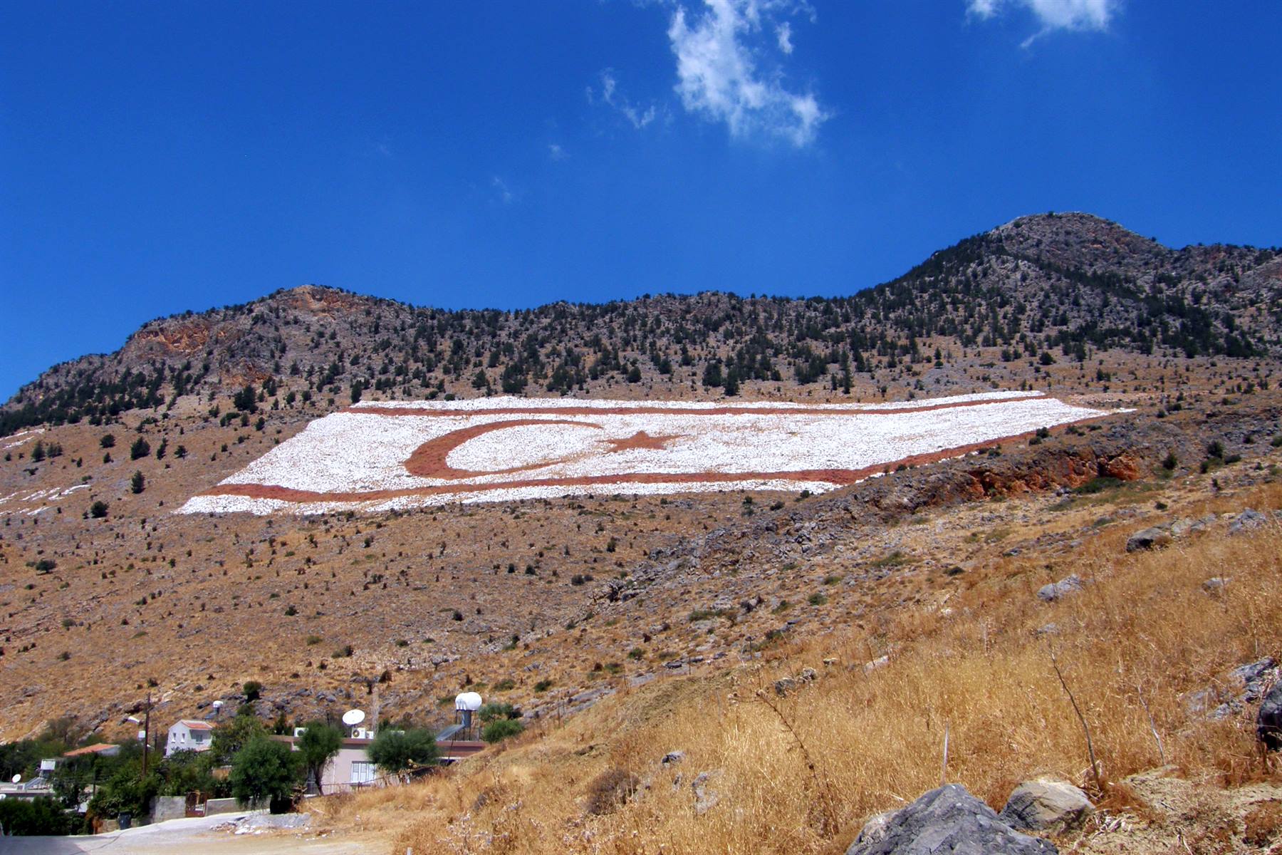 Bandiera di Cipro Nord sulle Montagne di Kyrenia