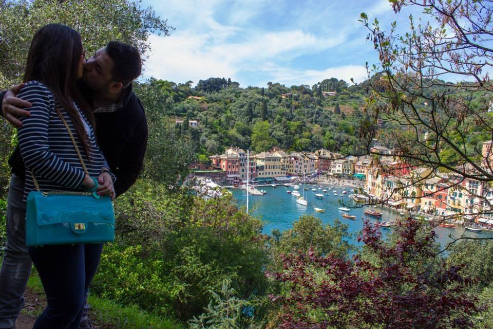 Coppia che si bacia tra gli alberi sopra il porto di Portofino