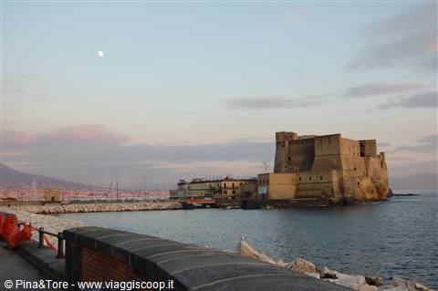 sul lungomare di MARGELLINA....il castel dell'ovo